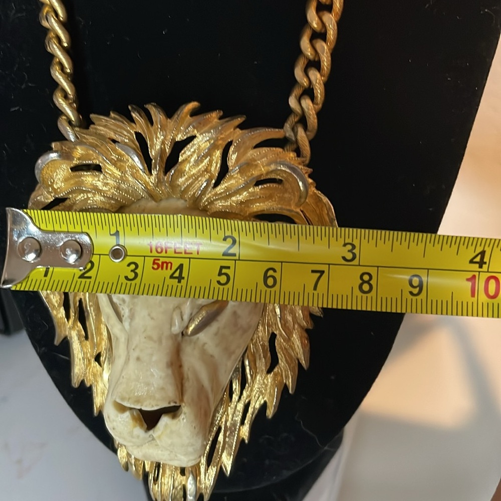 Luca Razza Vintage 1970s Lion Head Necklace, Large Gold Tone Statement Pendant - Picture 4 of 7